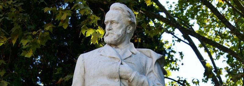 Une représentation dramatique de Notre-Dame de Paris avec des figures humaines luttant ou célébrant, évoquant le romantisme et l’engagement social de Victor Hugo.